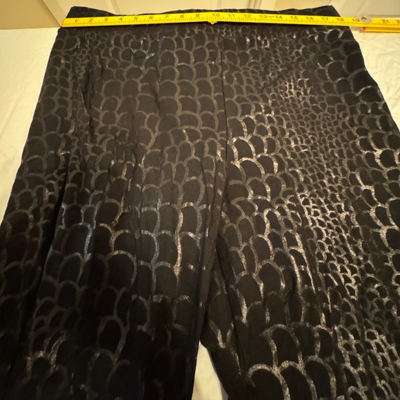 🖤 Torrid Foil-Burnout Leggings | Black Shimmer Scales | Size 3 (3X/22–24) - Picture 2 of 3